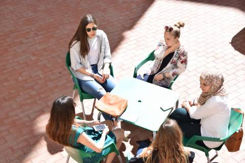 Alumnas en la terraza de la Casa del Estudiante, en una imagen de archivo.